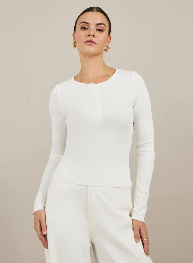 تايك تو بلوزة بياقة مستديرة بأزرار بقصة ضيقة من ستايلي